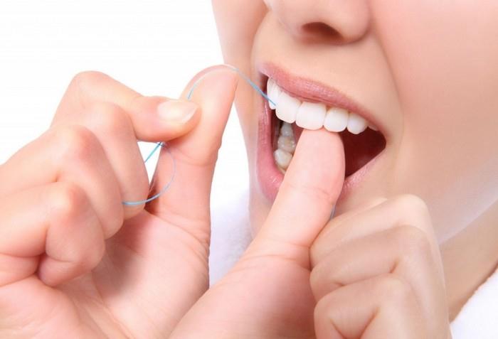 Dentální hygiena se zubní nití
