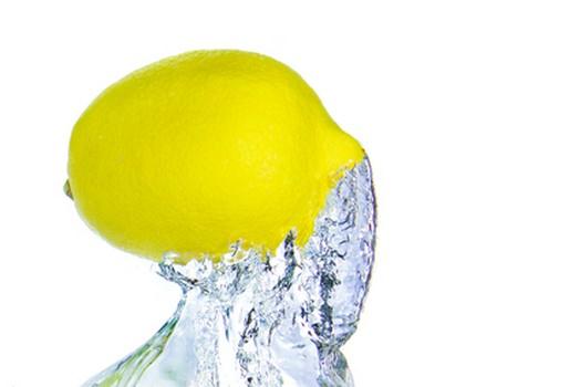 Tepla voda s citronem ma blahodarny vliv pro nase zdravi