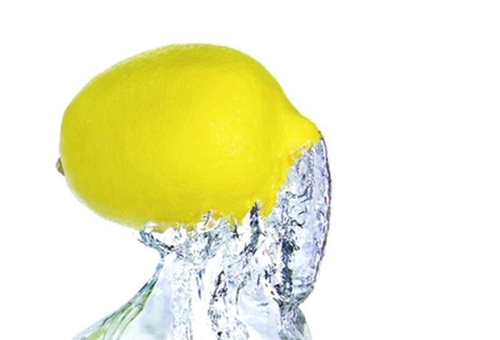 Voda s citrónem má skvělé účinky na vaše tělo a zdraví
